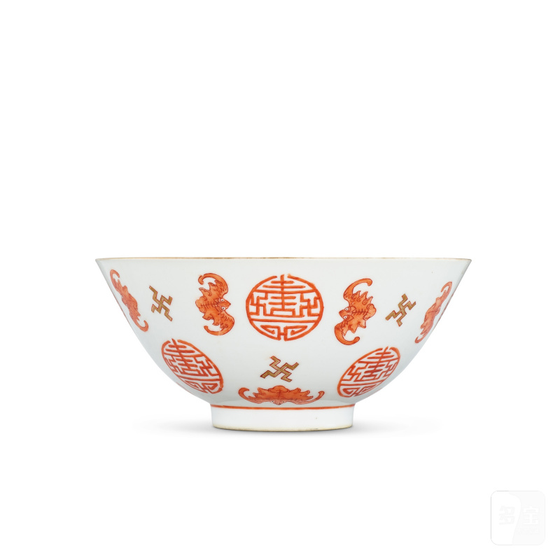 An iron-red and gilt-decorated 'bat and longevity' bowl, Mark and period of Tongzhi | 清同治 礬紅彩描金福壽紋盌 《大清同治年製》款 - 图2